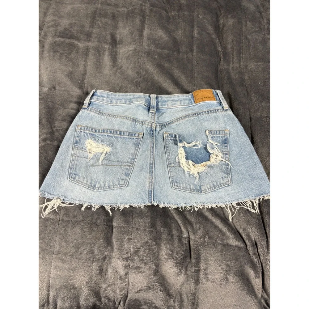 American Eagle Distressed Denim Mini Skirt Light Wash Comfort Stretch Waist Sz 2